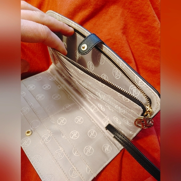 Adrienne Vittadini Studio designer wallet purse LIKE NEW - Picture 5 of 6